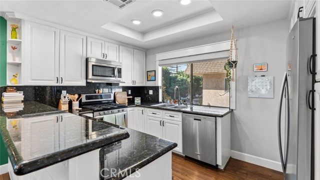 Detail Gallery Image 9 of 26 For 17931 Magnolia Bld #24,  Encino,  CA 91316 - 2 Beds | 2/1 Baths