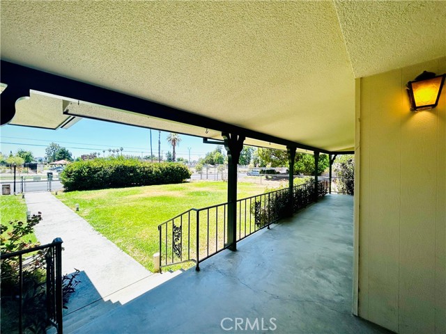 2750 W Devonshire Avenue, Hemet CA: https://media.crmls.org/medias/b050eed9-9fd0-41a0-b440-74076efcb024.jpg