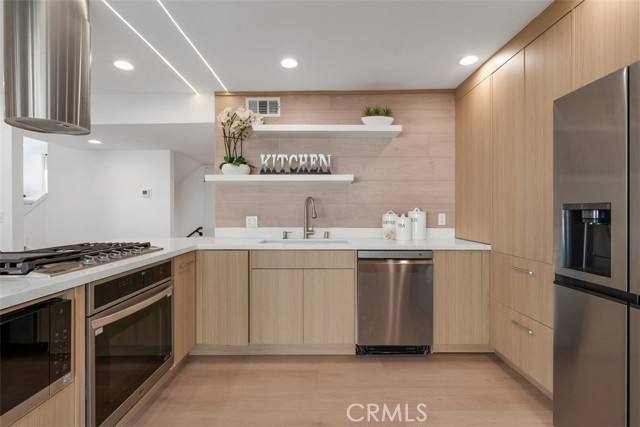 Detail Gallery Image 9 of 32 For 8167 Dartmoor Drive, Huntington Beach,  CA 92646 - 4 Beds | 2/1 Baths