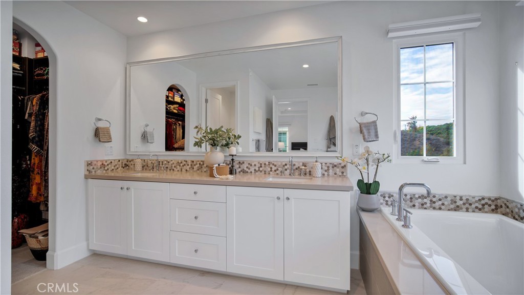 MLS #OC25256306 image #25