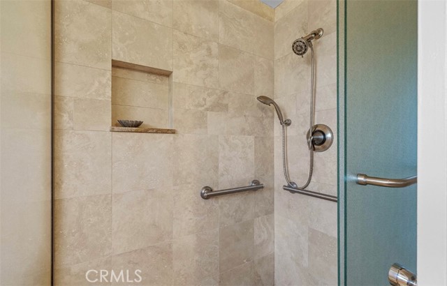 5340 Edgeware Drive, Calabasas CA: https://media.crmls.org/medias/b0539c17-593f-4e23-a02f-9e8c1f7c6b47.jpg