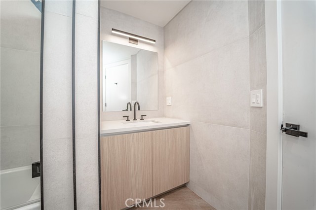 Detail Gallery Image 13 of 29 For 2828 London St #308,  Los Angeles,  CA 90026 - 2 Beds | 2 Baths