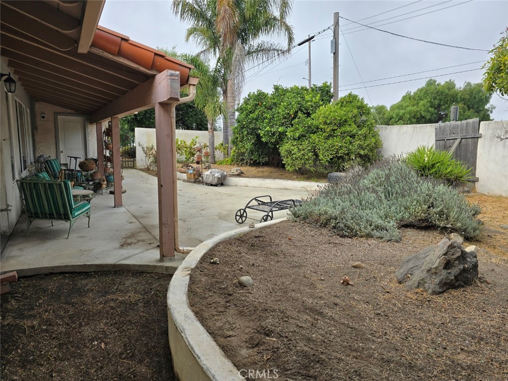 https://media.crmls.org/medias/b0560dee-4cc8-4a82-8245-f51d784da993.jpg?preset=X-Large