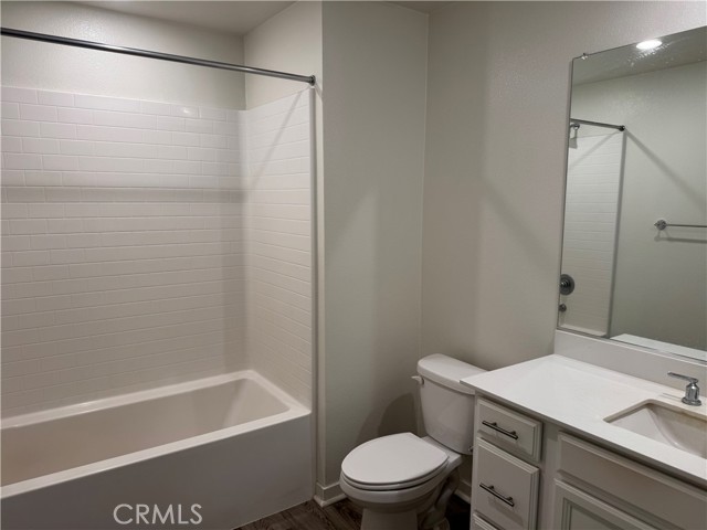 120 Citysquare, Irvine CA: https://media.crmls.org/medias/b056c196-d3c2-4643-8ab0-e6e5fdf711c5.jpg