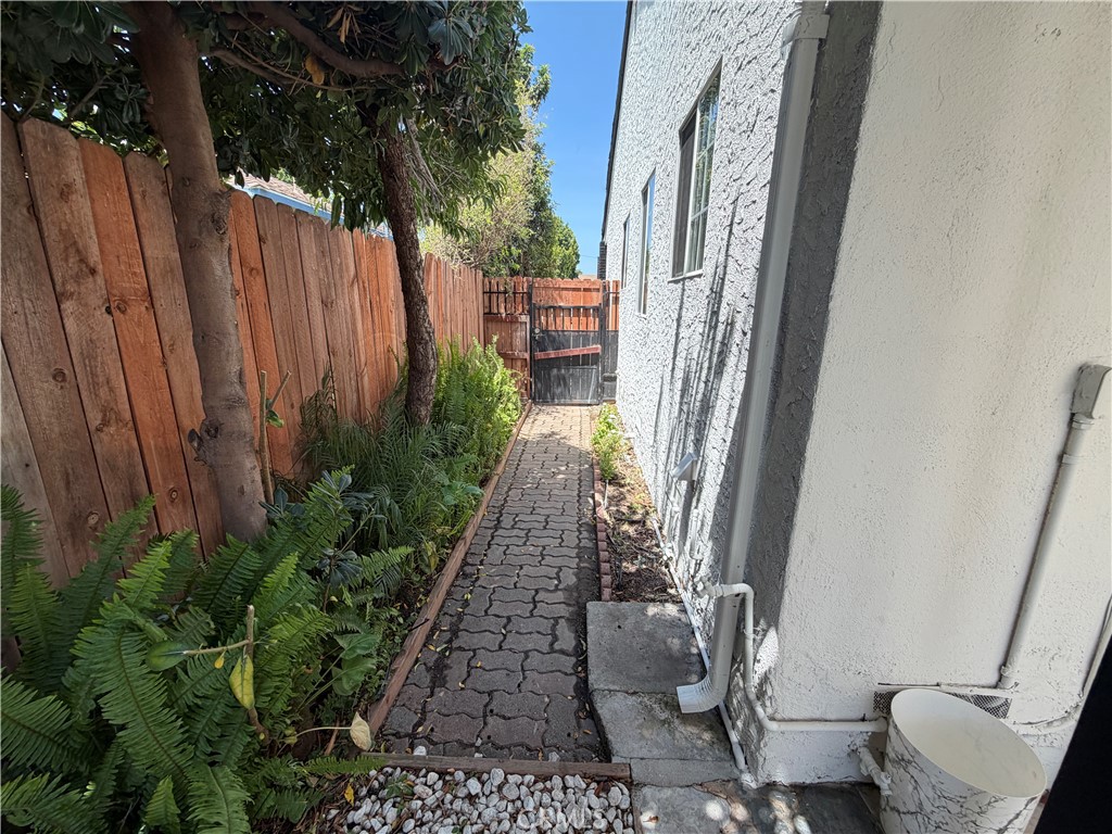 https://media.crmls.org/medias/b057024e-ff2b-4cfc-b07d-05168e4b491b.jpg?preset=X-Large