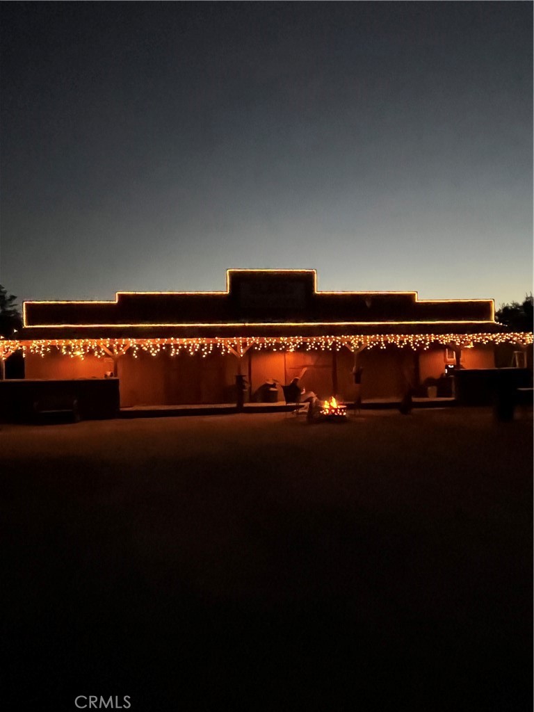 https://media.crmls.org/medias/b05861a8-f4ba-4889-86f7-636a176a87e7.jpg?preset=X-Large