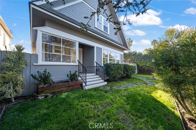 Detail Gallery Image 3 of 32 For 1148 Chestnut Ave, Long Beach,  CA 90813 - 4 Beds | 2 Baths