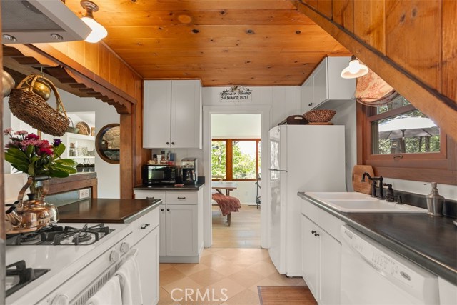 433 Milburn Road, Lake Arrowhead CA: https://media.crmls.org/medias/b05b8dcc-4949-4b49-887a-c8a65a696177.jpg