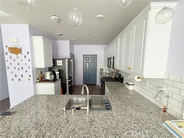 Detail Gallery Image 8 of 22 For 11645 N Delft Ln, Sylmar,  CA 91342 - 3 Beds | 3 Baths
