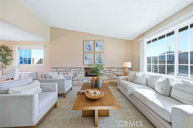 Detail Gallery Image 9 of 21 For 16362 Whittier Ln, Huntington Beach,  CA 92647 - 3 Beds | 2 Baths