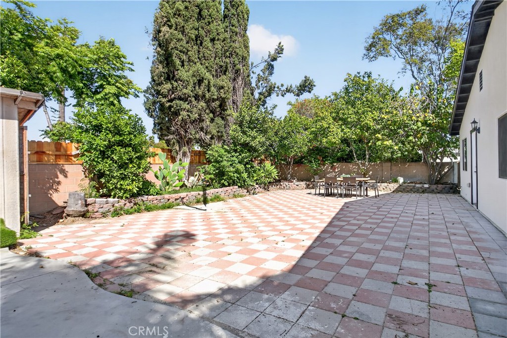 https://media.crmls.org/medias/b05ff955-d706-4ec8-9639-998c1c88b13e.jpg?preset=X-Large