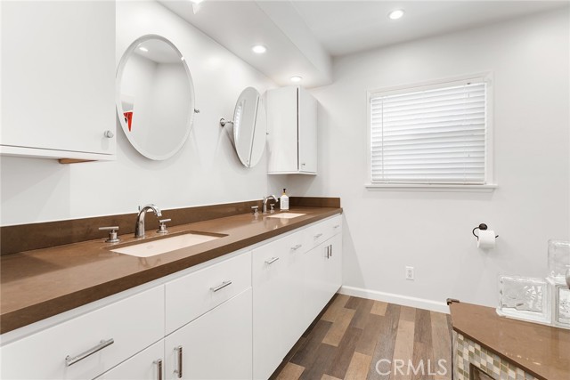 23642 Oxnard Street, Woodland Hills CA: https://media.crmls.org/medias/b063c2d3-5301-431c-9a42-1da2c354cd47.jpg