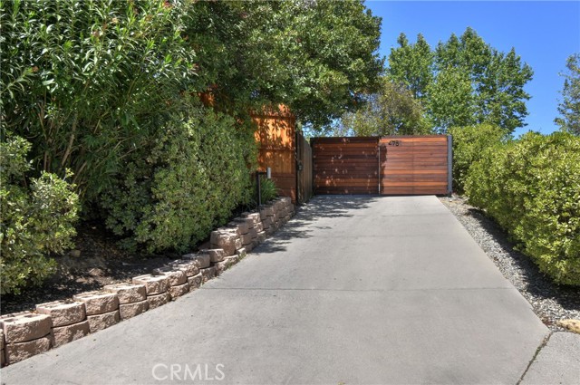 4751 Del Moreno Drive, Woodland Hills CA: https://media.crmls.org/medias/b063e194-ee88-4bff-8bc5-8e7487e5d874.jpg