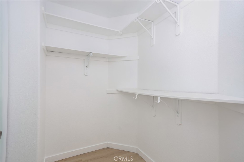 https://media.crmls.org/medias/b06448b6-422a-4cd1-8cca-56dc2ca2778a.jpg?preset=X-Large