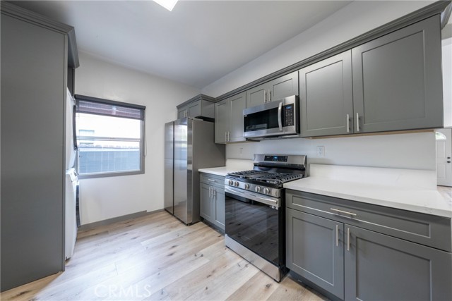 532 W 5th Street, Long Beach CA: https://media.crmls.org/medias/b0670a14-68c3-4c3c-8251-bfdb9d767071.jpg