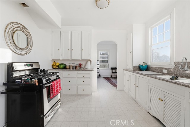 Detail Gallery Image 11 of 26 For 4916 W 12th St, Los Angeles,  CA 90019 - 6 Beds | 4 Baths