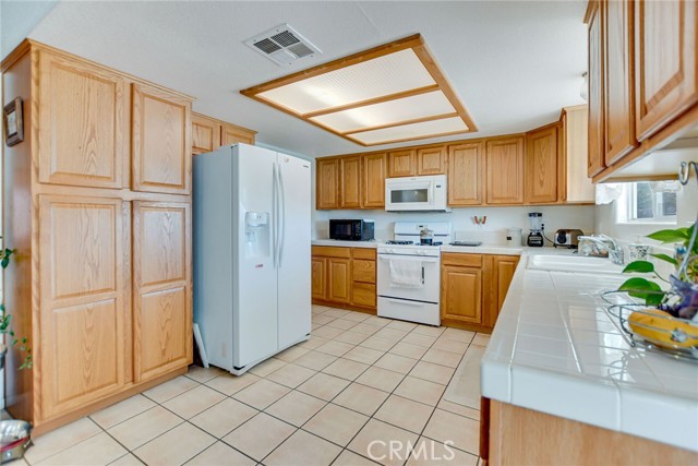 21919 Standing Rock Avenue, Apple Valley CA: https://media.crmls.org/medias/b06b56fd-8446-4b7b-a438-13f47a9da5df.jpg