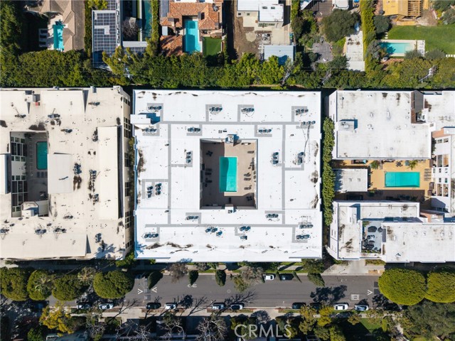 927 N Kings Road, West Hollywood CA: https://media.crmls.org/medias/b06b980b-886f-4975-9322-805d43ef1f5d.jpg