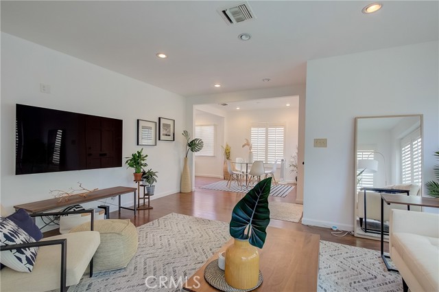 17532 Kittridge Street photo 4