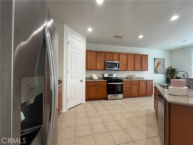 Detail Gallery Image 4 of 13 For 6900 Buchet Dr, Palmdale,  CA 93552 - 3 Beds | 2 Baths