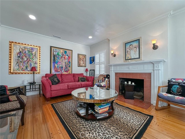 Detail Gallery Image 3 of 43 For 3815 Welland Ave, Los Angeles,  CA 90008 - 3 Beds | 3 Baths