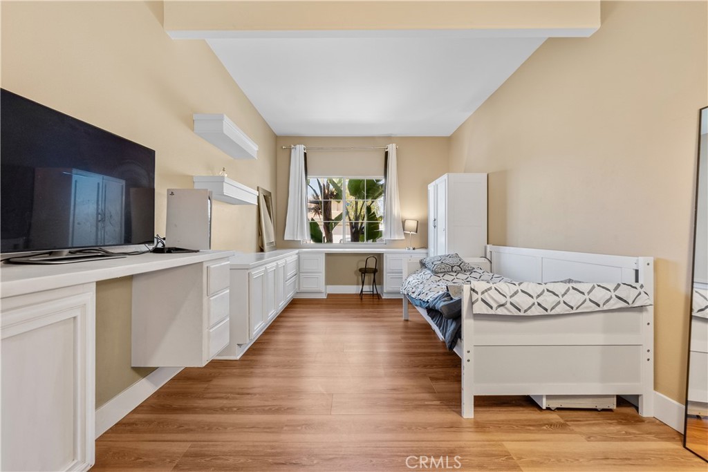https://media.crmls.org/medias/b070b686-6dfc-4491-ab4c-532e41997e6f.jpg?preset=X-Large