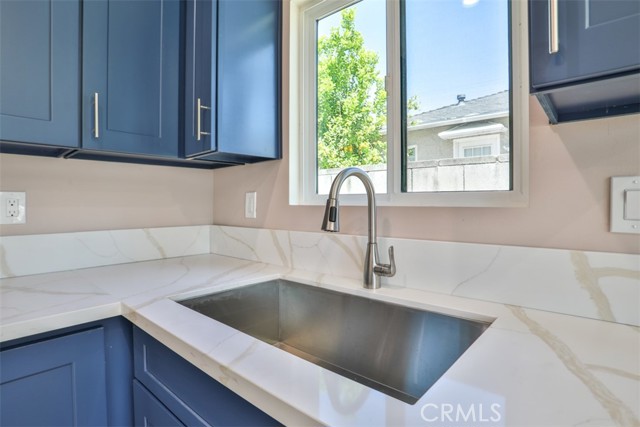 2111 Scott Road, Burbank CA: https://media.crmls.org/medias/b074aeb5-c609-422d-89f8-a67d48540689.jpg