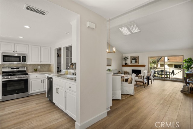 Detail Gallery Image 2 of 66 For 16 Driftwood #24,  Irvine,  CA 92604 - 2 Beds | 2 Baths