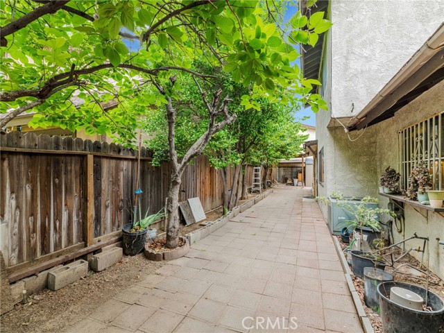 7800 Winnetka Avenue, Winnetka CA: https://media.crmls.org/medias/b075c648-e2ae-4ae6-b350-7de36da3586f.jpg