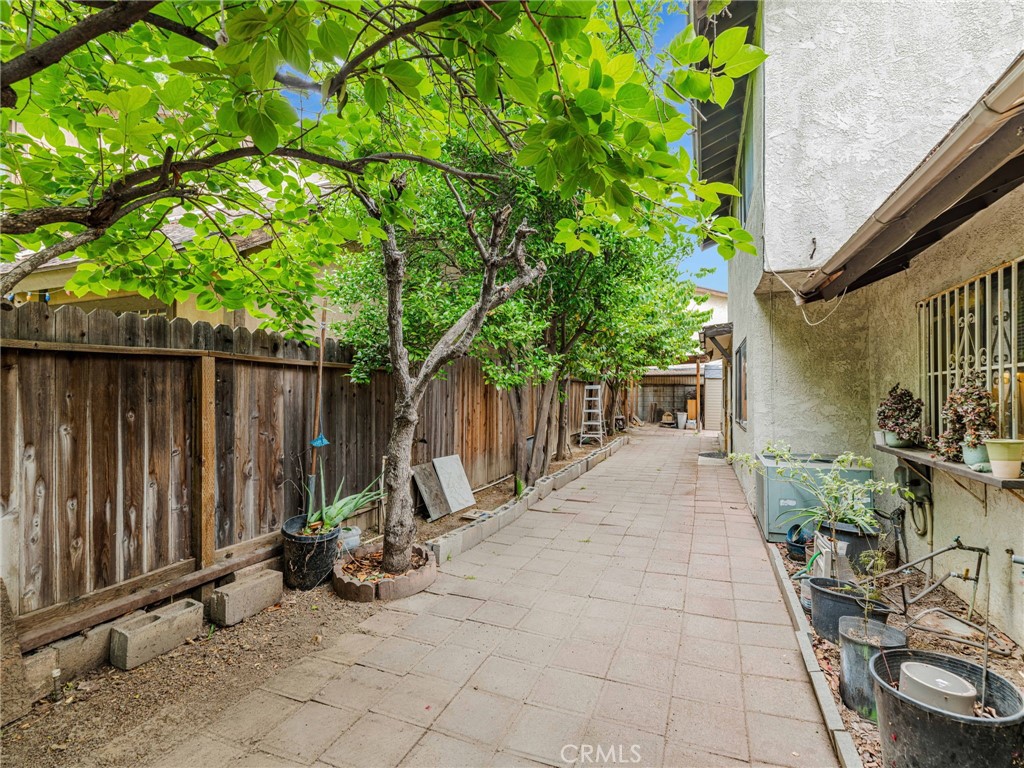 https://media.crmls.org/medias/b075c648-e2ae-4ae6-b350-7de36da3586f.jpg?preset=X-Large