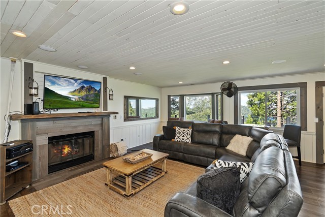 Detail Gallery Image 7 of 42 For 533 Sunderland, Lake Arrowhead,  CA 92352 - 3 Beds | 3/1 Baths