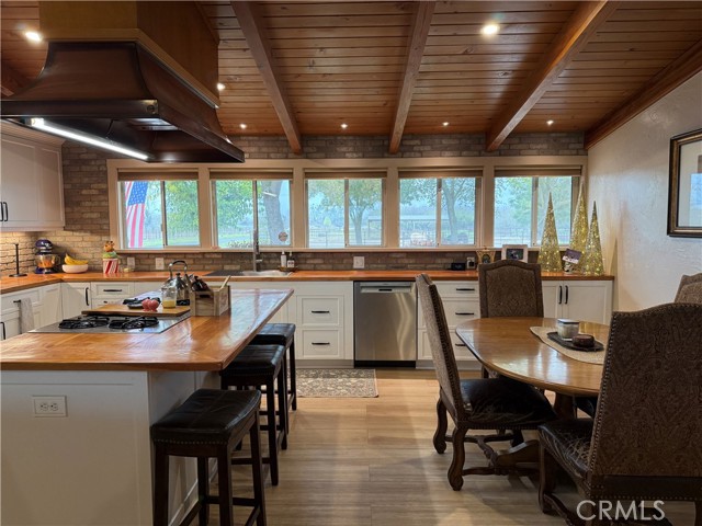 Detail Gallery Image 11 of 47 For 25565 Road 13, Chowchilla,  CA 93610 - 4 Beds | 3 Baths