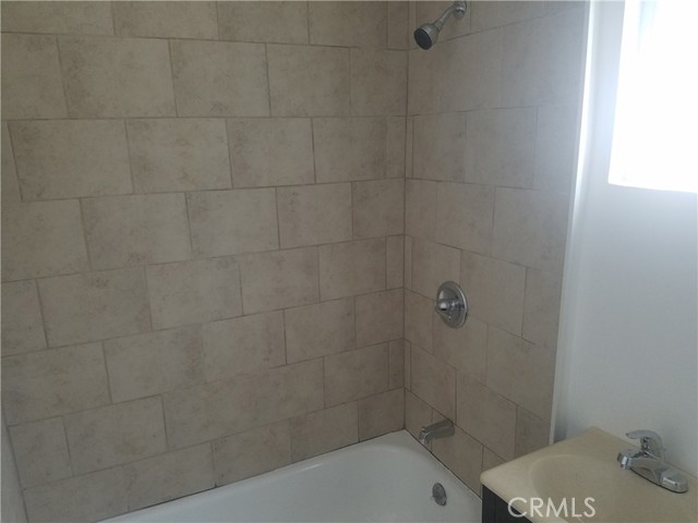 2214 Hooper Avenue, Los Angeles CA: https://media.crmls.org/medias/b07c9966-18eb-4d92-b361-63f0a7cb2086.jpg