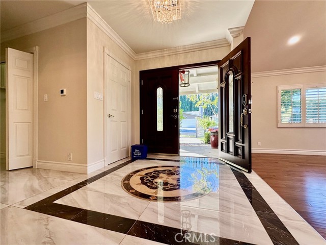Detail Gallery Image 3 of 18 For 13330 Killion St, Sherman Oaks,  CA 91401 - 4 Beds | 3 Baths