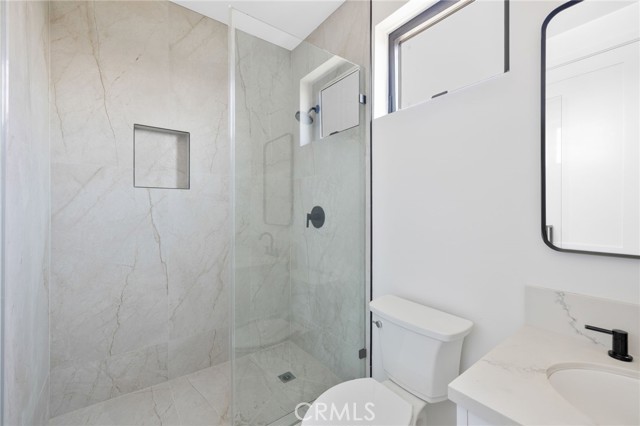 Detail Gallery Image 15 of 33 For 4827 Oakwood Ave, Los Angeles,  CA 90004 - 5 Beds | 3 Baths