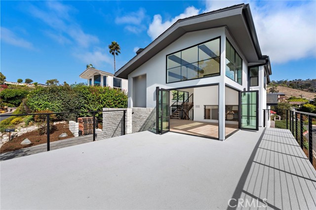 Detail Gallery Image 2 of 27 For 980 Meadowlark Ln, Laguna Beach,  CA 92651 - 3 Beds | 3 Baths