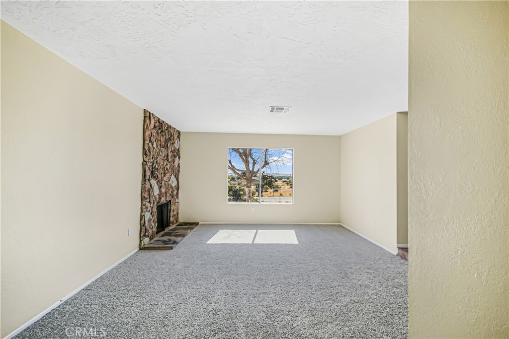 https://media.crmls.org/medias/b0852c62-4ddf-4a99-b8f2-366a8aee94d9.jpg?preset=X-Large