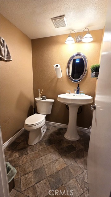 Detail Gallery Image 5 of 17 For 27657 Ironstone Dr #2,  Canyon Country,  CA 91387 - 2 Beds | 2/1 Baths