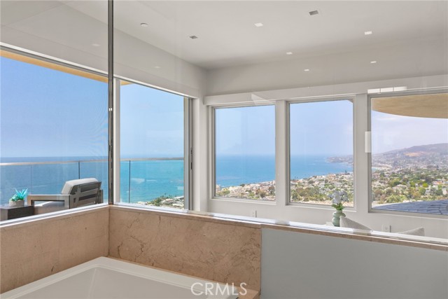 900 Gainsborough Drive, Laguna Beach CA: https://media.crmls.org/medias/b08aadf3-2c6b-476d-aa7d-b85d788ba745.jpg