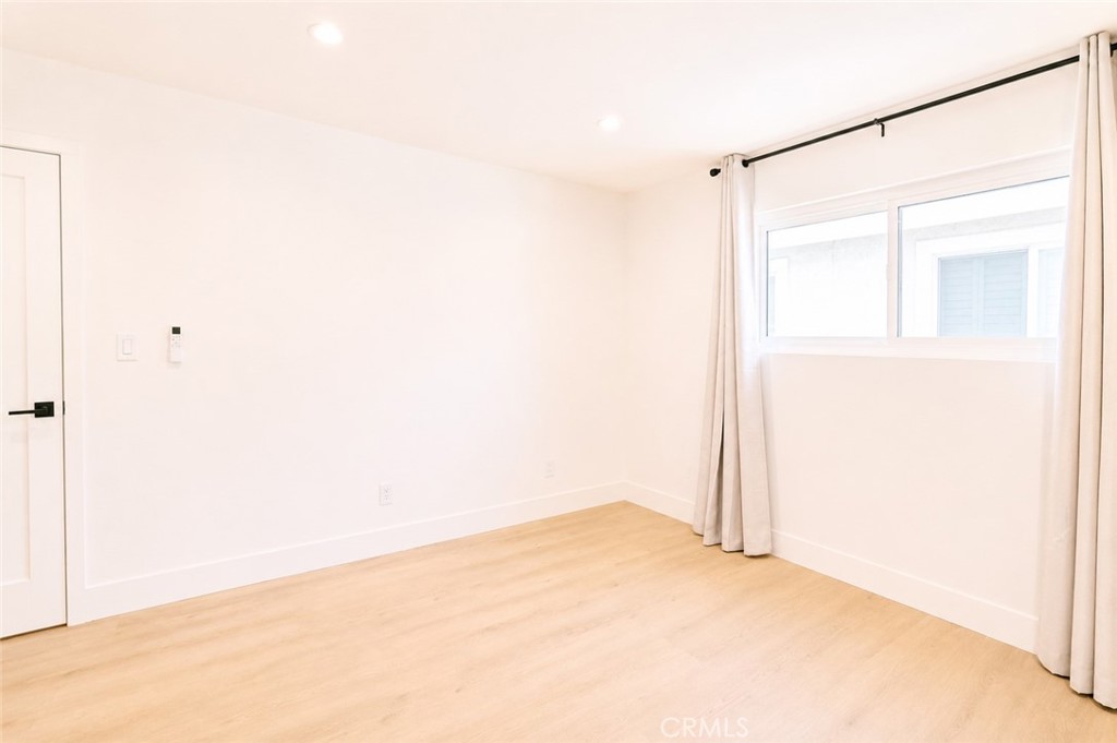 https://media.crmls.org/medias/b08b7dae-d1d6-49df-b073-d47345a6465b.jpg?preset=X-Large