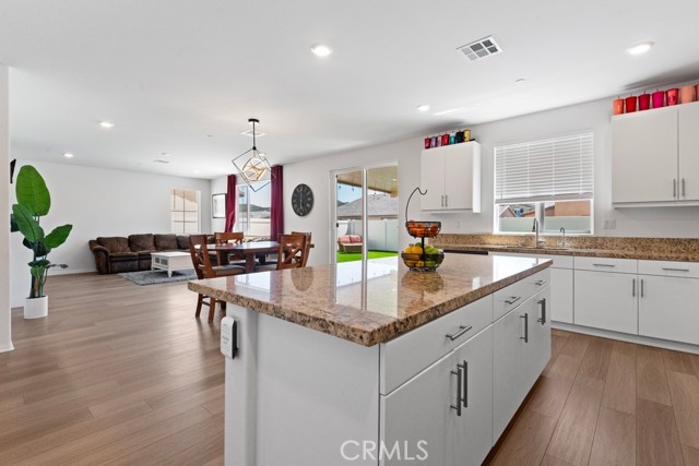 Detail Gallery Image 7 of 29 For 5085 Hoss Cir, Hemet,  CA 92545 - 4 Beds | 3 Baths