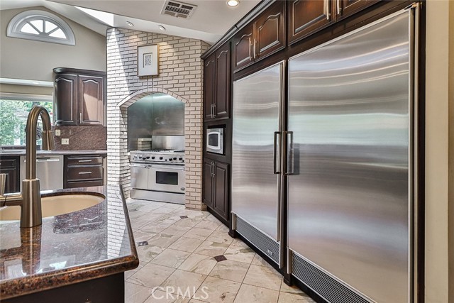 Detail Gallery Image 18 of 74 For 17141 Superior St, Northridge,  CA 91325 - 6 Beds | 4 Baths