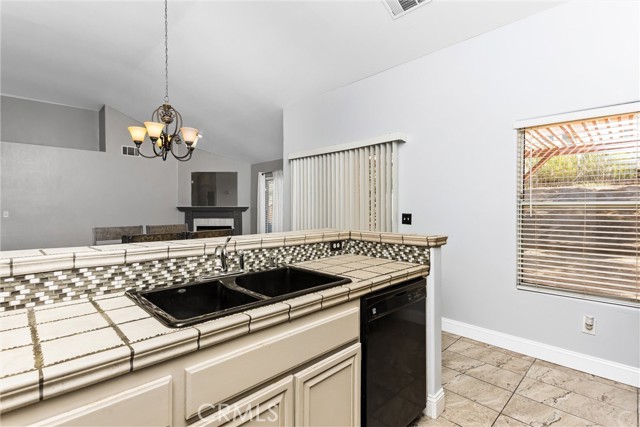 Detail Gallery Image 14 of 29 For 14828 Stone Age Lane, Victorville,  CA 92394 - 3 Beds | 2 Baths