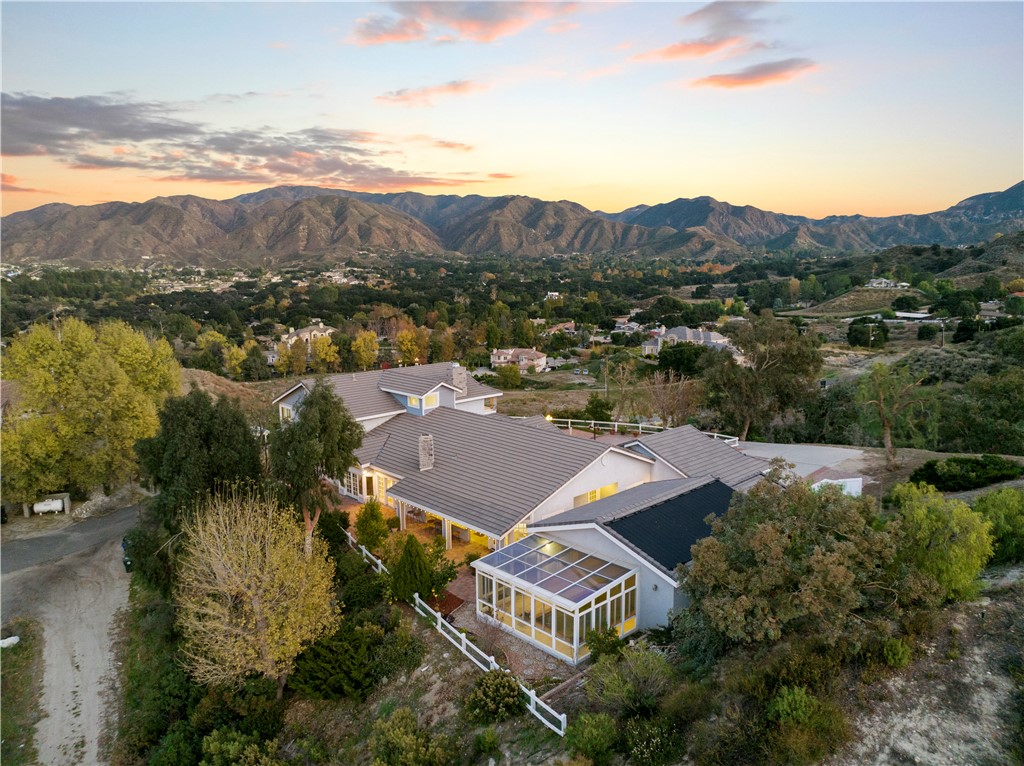 Detail Gallery Image 3 of 62 For 26945 Brooken Ave, Canyon Country,  CA 91387 - 5 Beds | 5/1 Baths