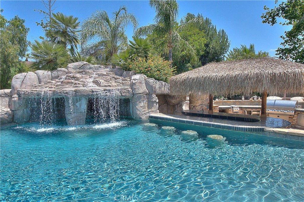 https://media.crmls.org/medias/b09a9718-5af8-489e-9a5a-c33ec9d6b793.jpg?preset=X-Large