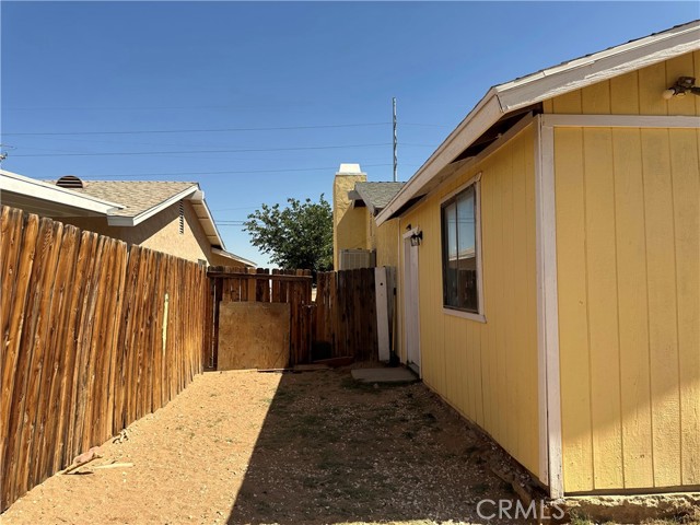 10907 BARTLETT, Adelanto CA: https://media.crmls.org/medias/b09bd8a1-fdf7-48ce-a302-3dccb15ed60b.jpg