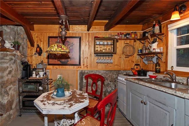 Detail Gallery Image 5 of 33 For 23270 Brookside, Crestline,  CA 92325 - 1 Beds | 1 Baths