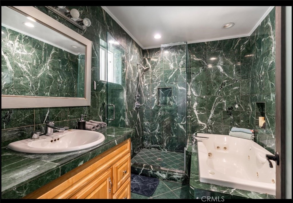 https://media.crmls.org/medias/b09c3f3a-6709-4a0e-86a4-fdf038d88086.jpg?preset=X-Large