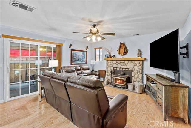 Detail Gallery Image 11 of 27 For 869 Fillmore Ct, Hemet,  CA 92543 - 3 Beds | 2/1 Baths