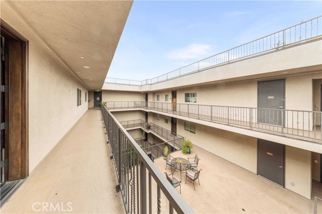 Detail Gallery Image 13 of 53 For 11218 Camarillo St #404,  Toluca Lake,  CA 91602 - 3 Beds | 3 Baths